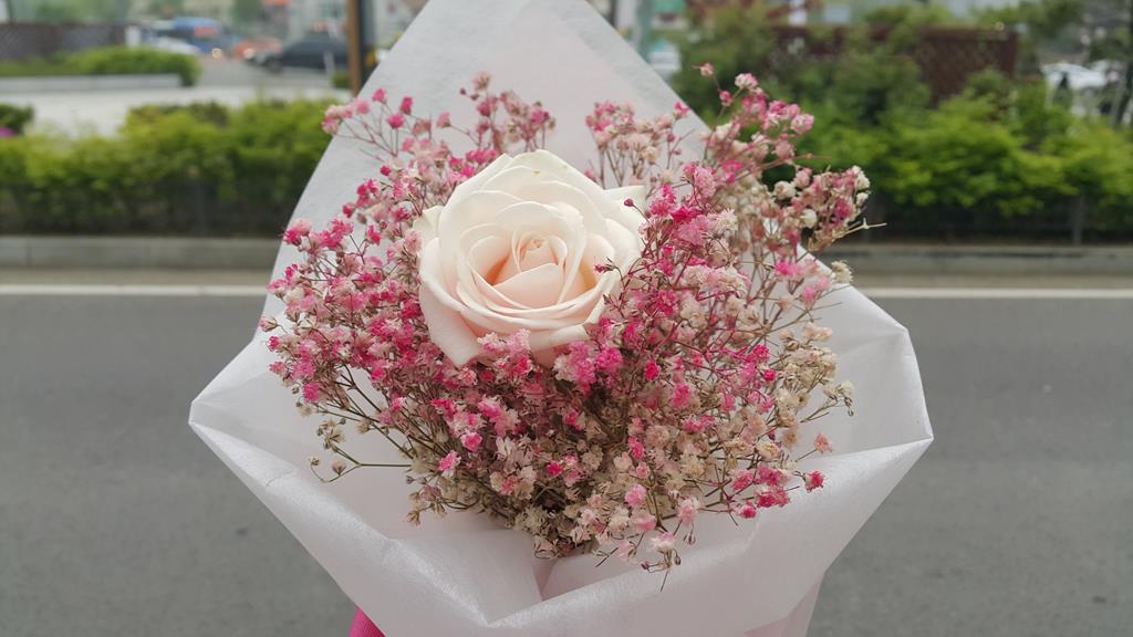  미스 플라워에서 꽃 샀어요.